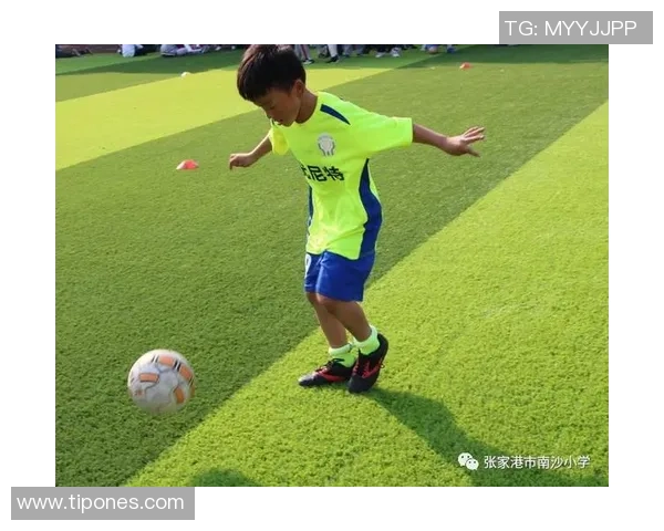 从草根到球场之巅 我的足球梦想与奋斗之路