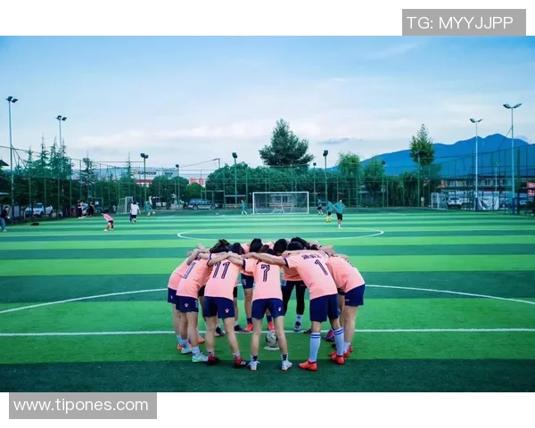 足球明星动作解析 双人默契配合技巧与训练方法探讨