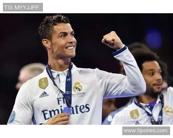 足球球星卡开包惊喜不断 C罗卡片闪亮登场引发狂欢